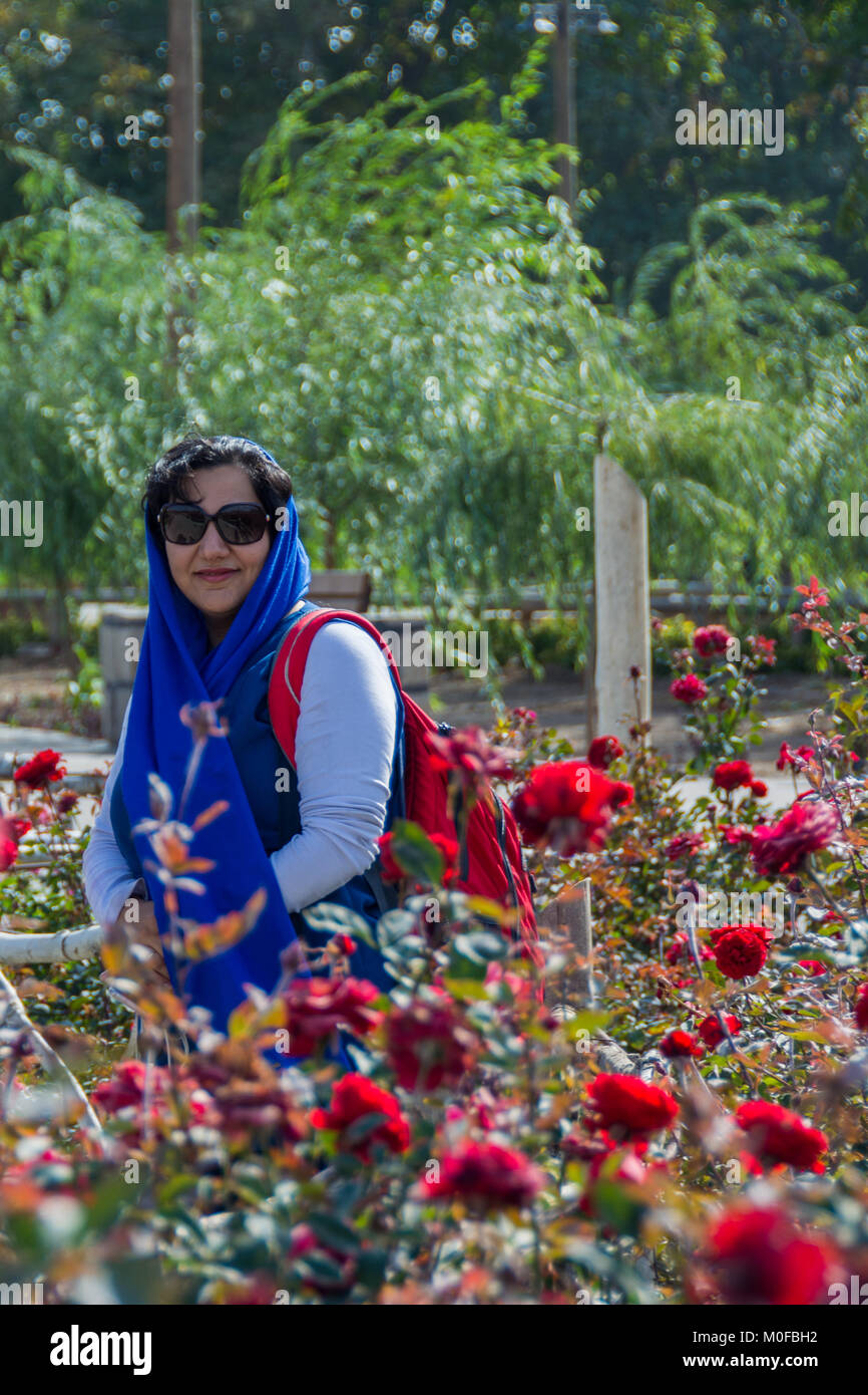 Femme en rose garden Banque D'Images