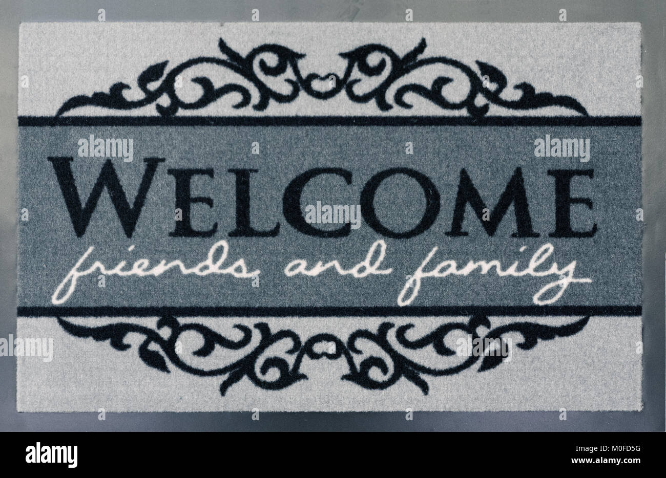 Tapis de porte : 'Bienvenue les amis et famille" Banque D'Images