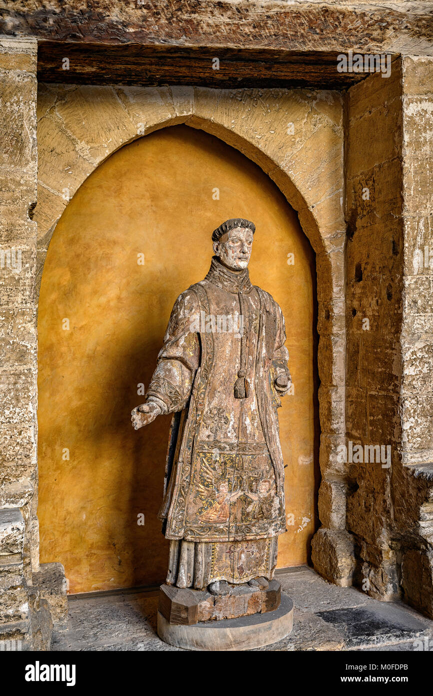 Ancienne statue en bois dans le créneau du cloître de la cathédrale de la ville de Oviedo, Asturias, Espagne Banque D'Images