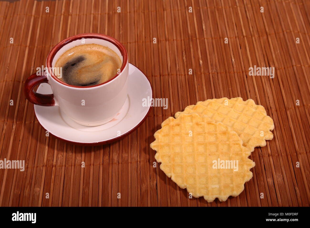 Wafel, gaufre au caramel et tasse à café, coffeebreak isolé sur fond sombre Banque D'Images