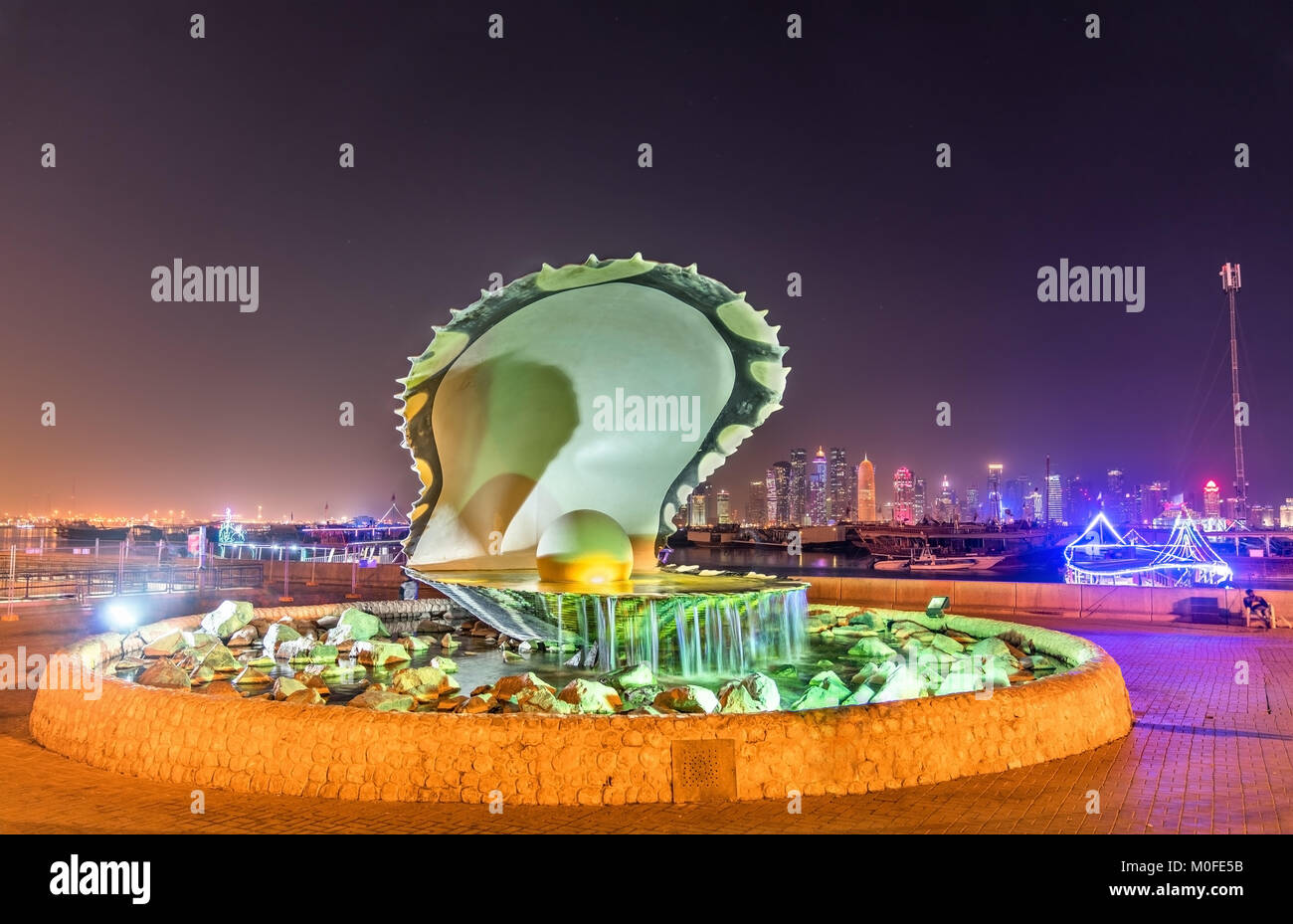 Pearl Oyster et Fontaine sur Corniche, la Promenade à Doha, Qatar Banque D'Images