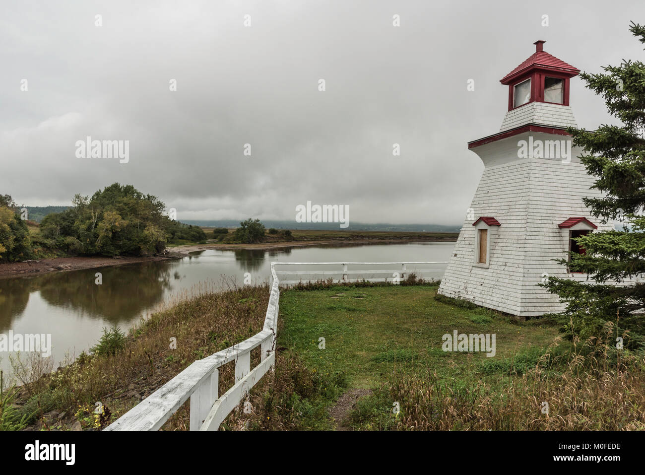 Harvey Bank, New Brunswick / Canada - le 9 octobre 2016 : Le phare est au creux d'Anderson Park sur chantier du barrage de Shepody Road, juste à côté de Mary's Point Banque D'Images