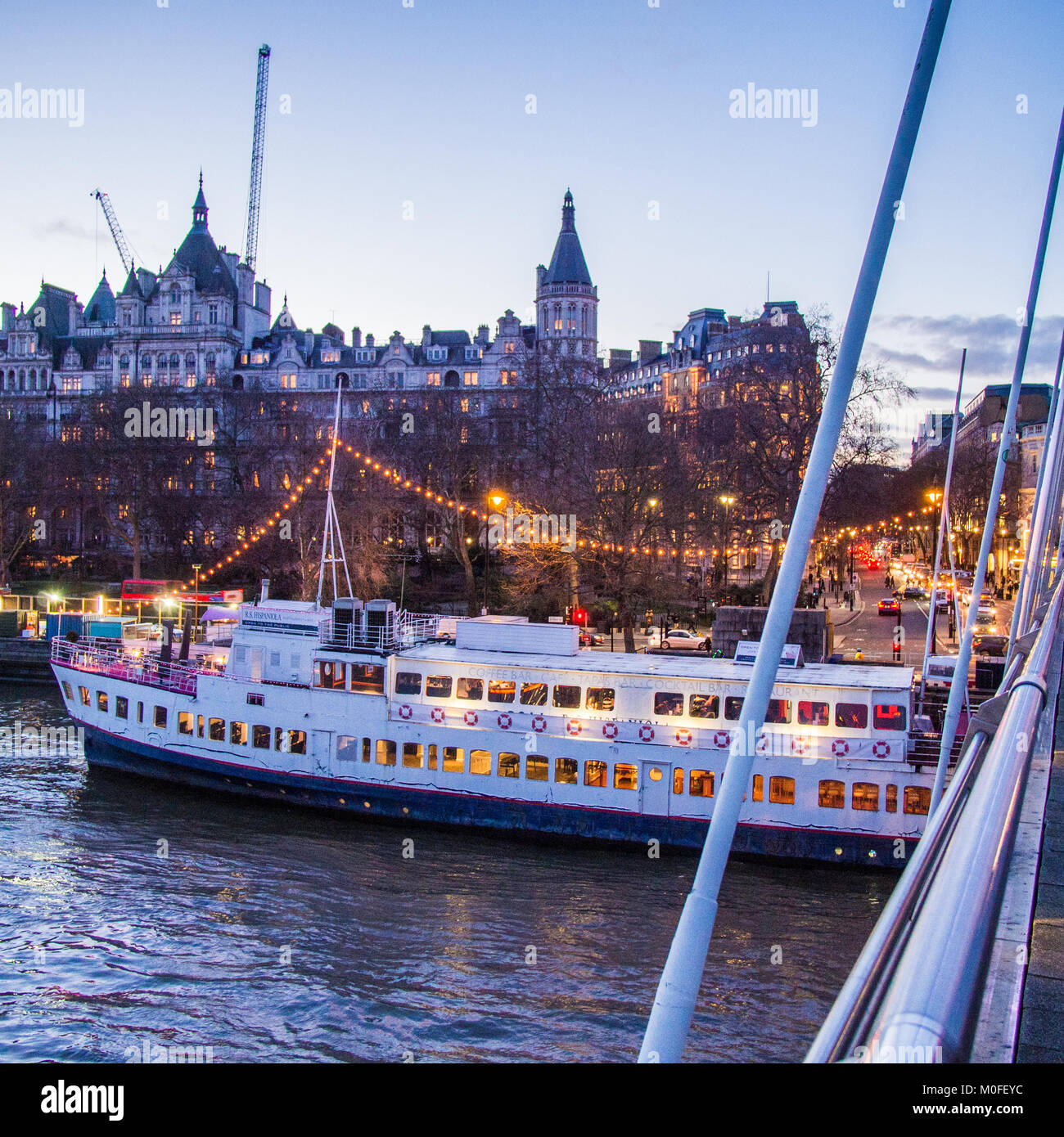 Vue du Golden Jubilee Bridge sur la tamise vers Northumberland Ave (à droite), Londres Banque D'Images