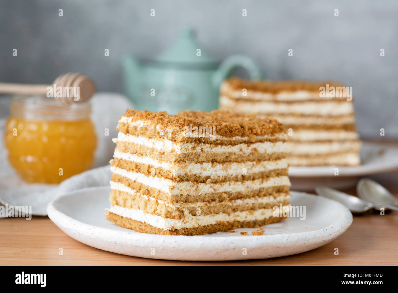 Gateau De Couches De Miel Ou Gateau Russe Medovik Sur Plaque Blanche Vue Rapprochee Selective Focus Photo Stock Alamy Gateau De Couches De Miel Ou Gateau Russe Medovik Sur Plaque Blanche Vue Rapprochee Selective Focus Photo Stock Alamy