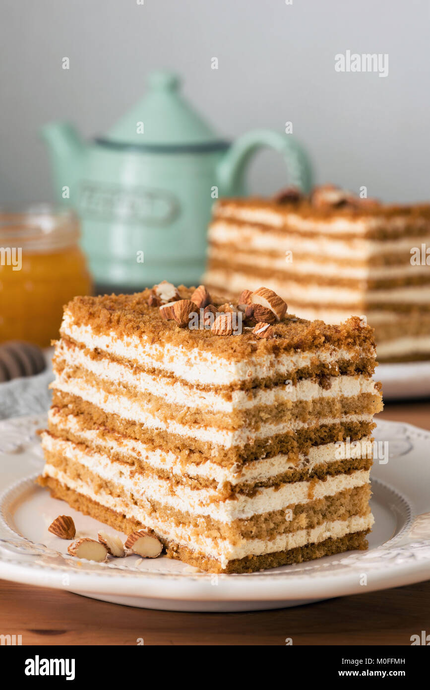 Gâteau au miel Medovik sur plaque blanche. Vue rapprochée, tonique libre Banque D'Images