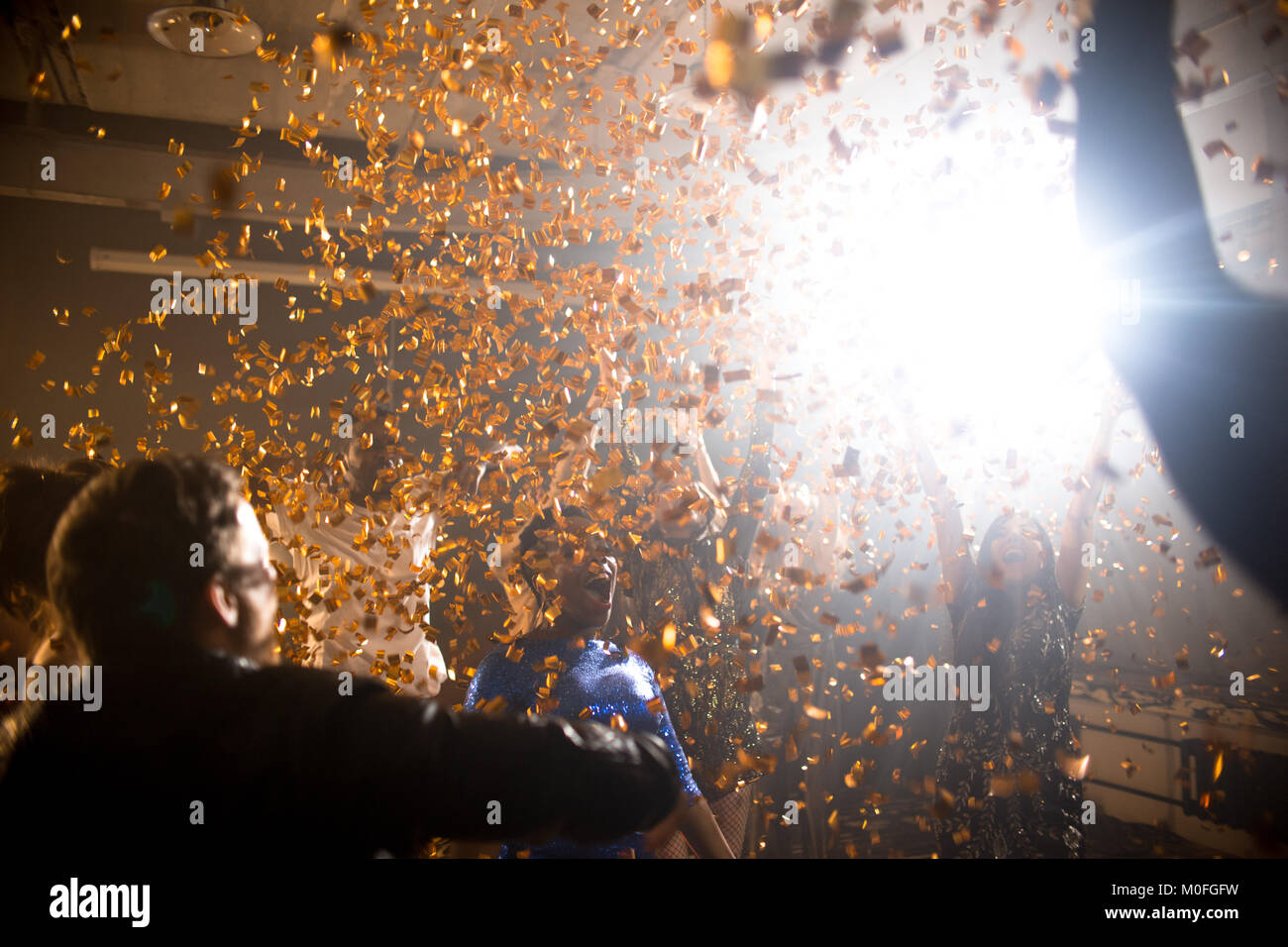 Confetti Burst at Nightclub Party Banque D'Images