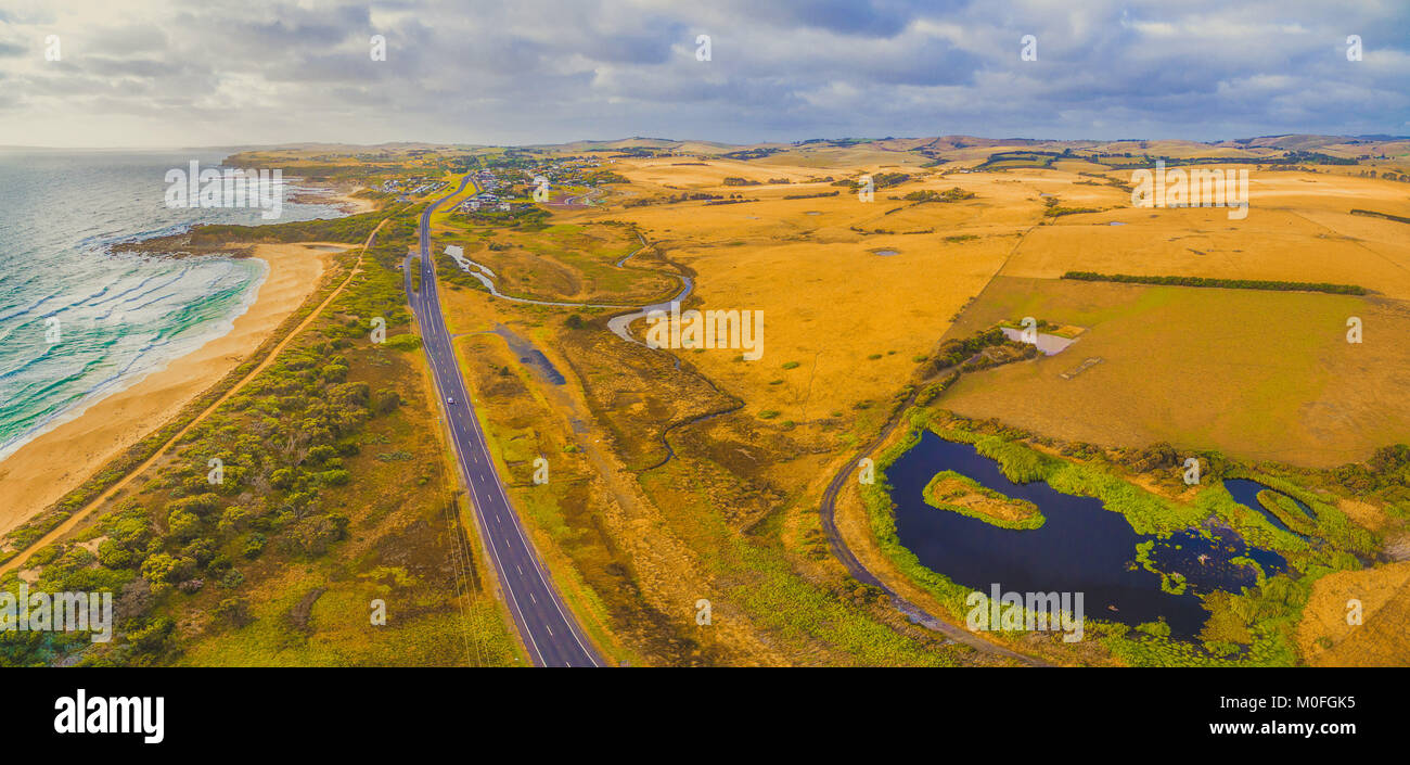 Antenne de panorama pittoresque campagne australienne près de l'océan. La route basse de passage. Kilcunda, Victoria, Australie Banque D'Images