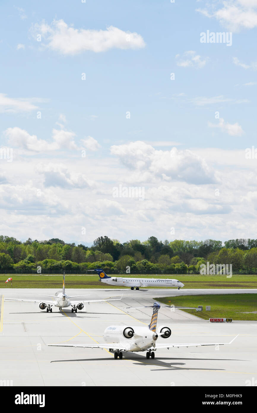 Lufthansa, d'attente, de la piste, du Sud, de Line up, Hold On, trafic, buisy, attendre, l'heure, un grand nombre, 3, de l'aéroport de Munich, Banque D'Images