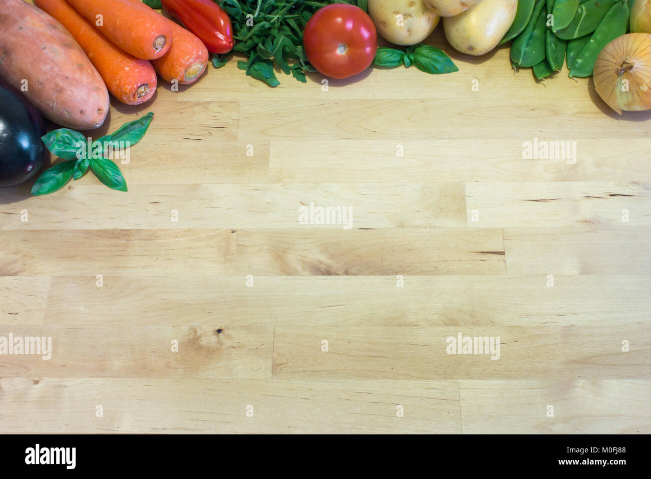 Concept Alimentation saine avec des légumes sur la table en bois. La cuisine végétarienne et végétalienne alimentation. L'espace vide pour le texte, la conception et le produit. Banque D'Images