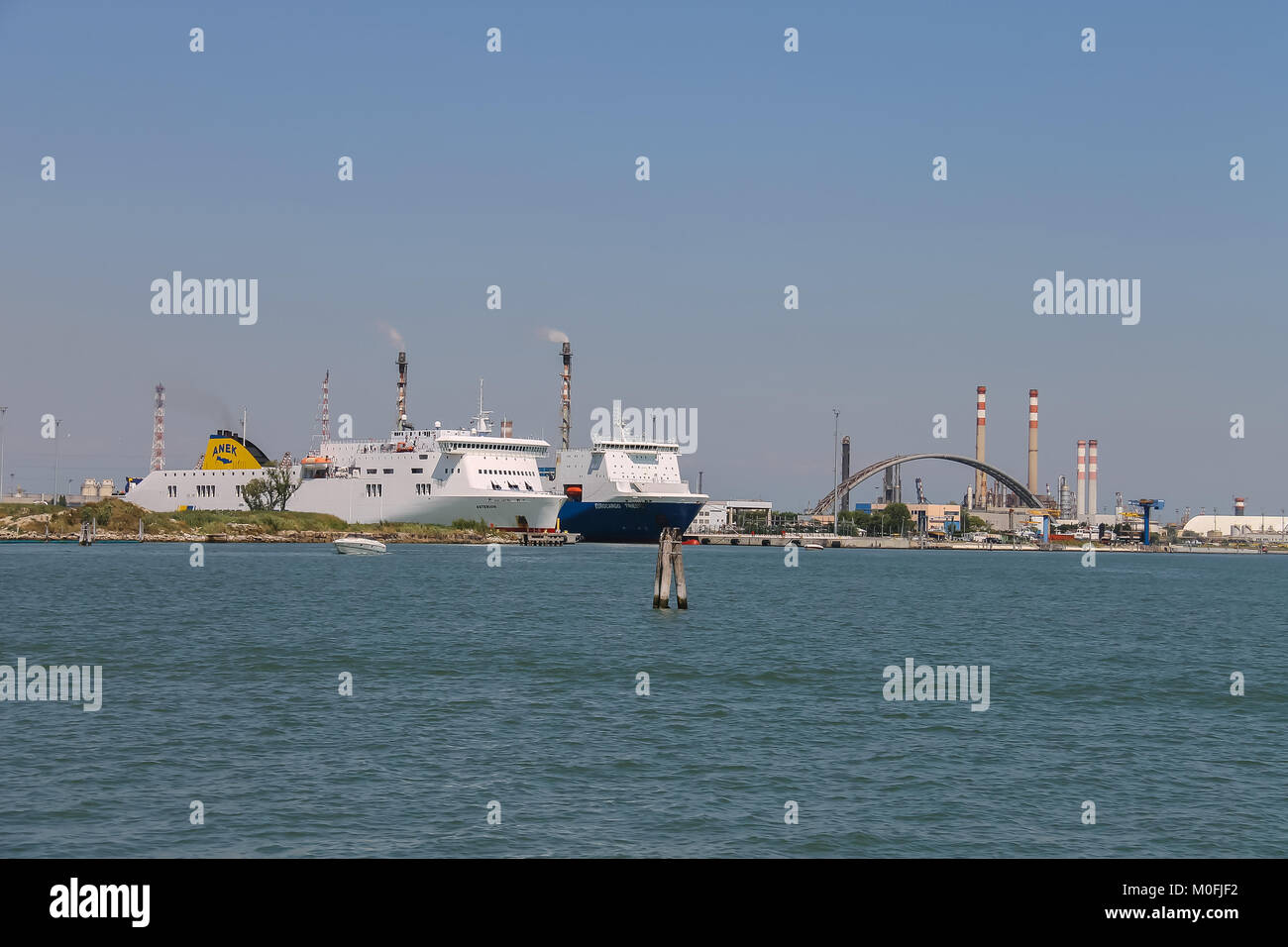 Venise, Italie - 13 août 2016 : gros navires de croisière en mer Adriatique Banque D'Images