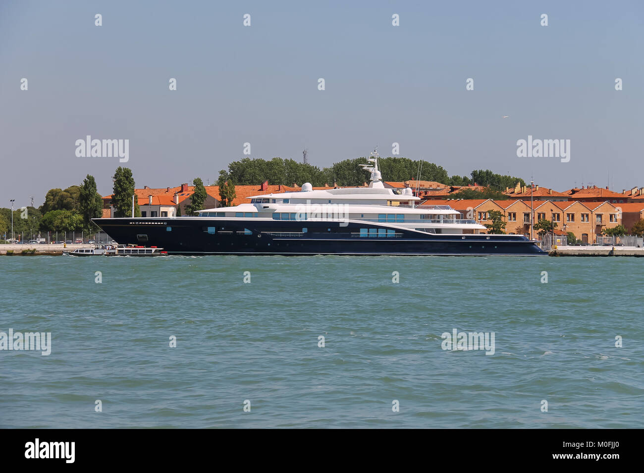 Les passagers des bateaux à touristes dans la mer Adriatique près de Venise, Italie Banque D'Images