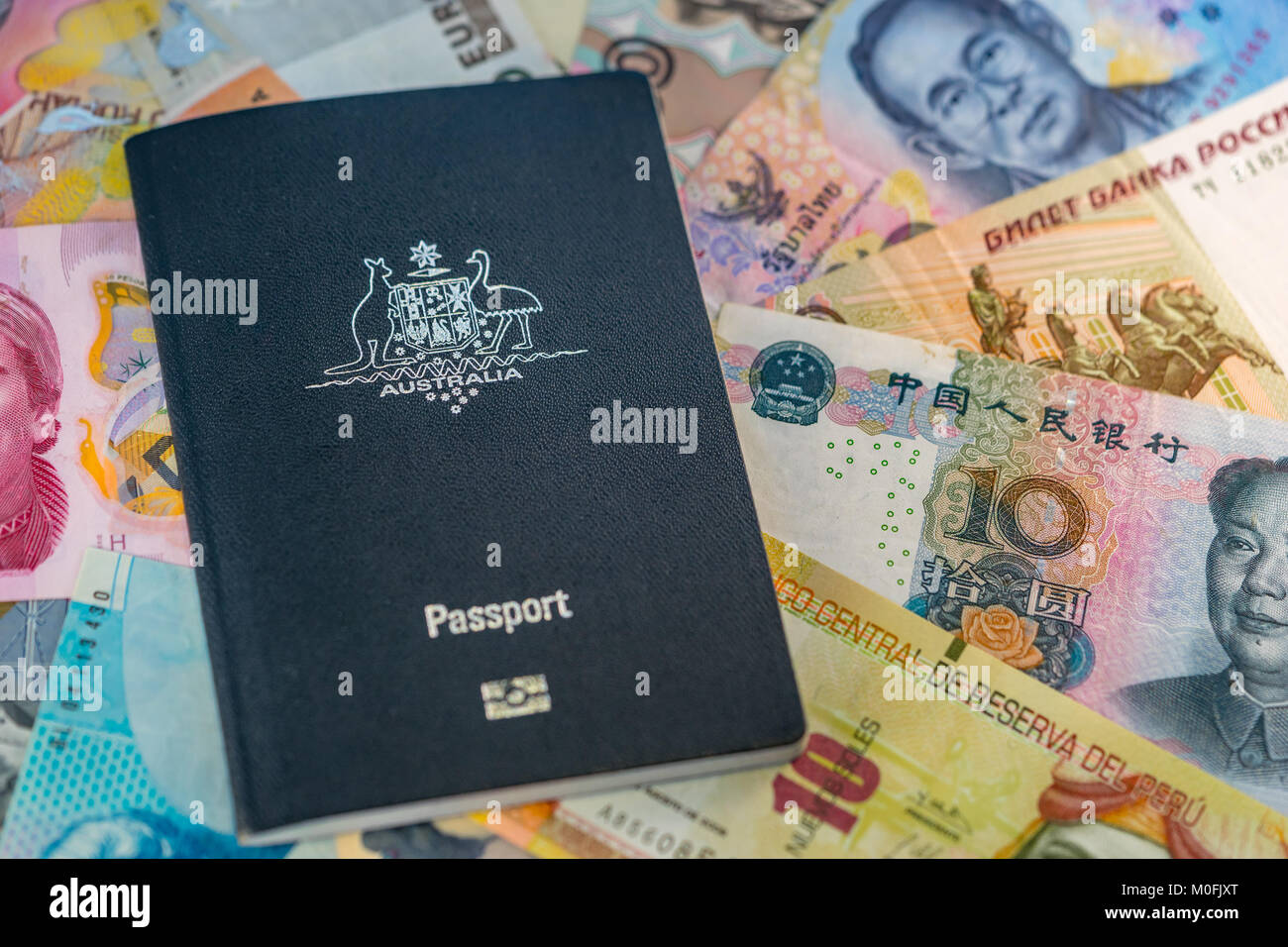 Passeport de voyage australienne située au-dessus de l'argent de papier de différents pays Banque D'Images