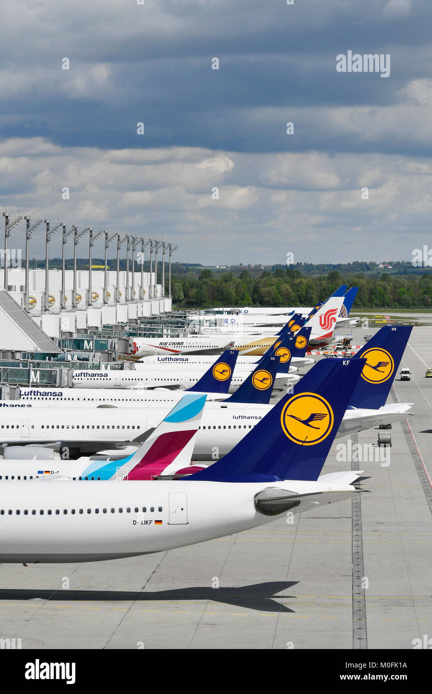 Line Up, Terminal 2, satellite, Lufthansa, Tour, avion, avion, rampe, positionner, jeu, la transformation, la vérification, l'enregistrement, l'aéroport de Munich, Banque D'Images