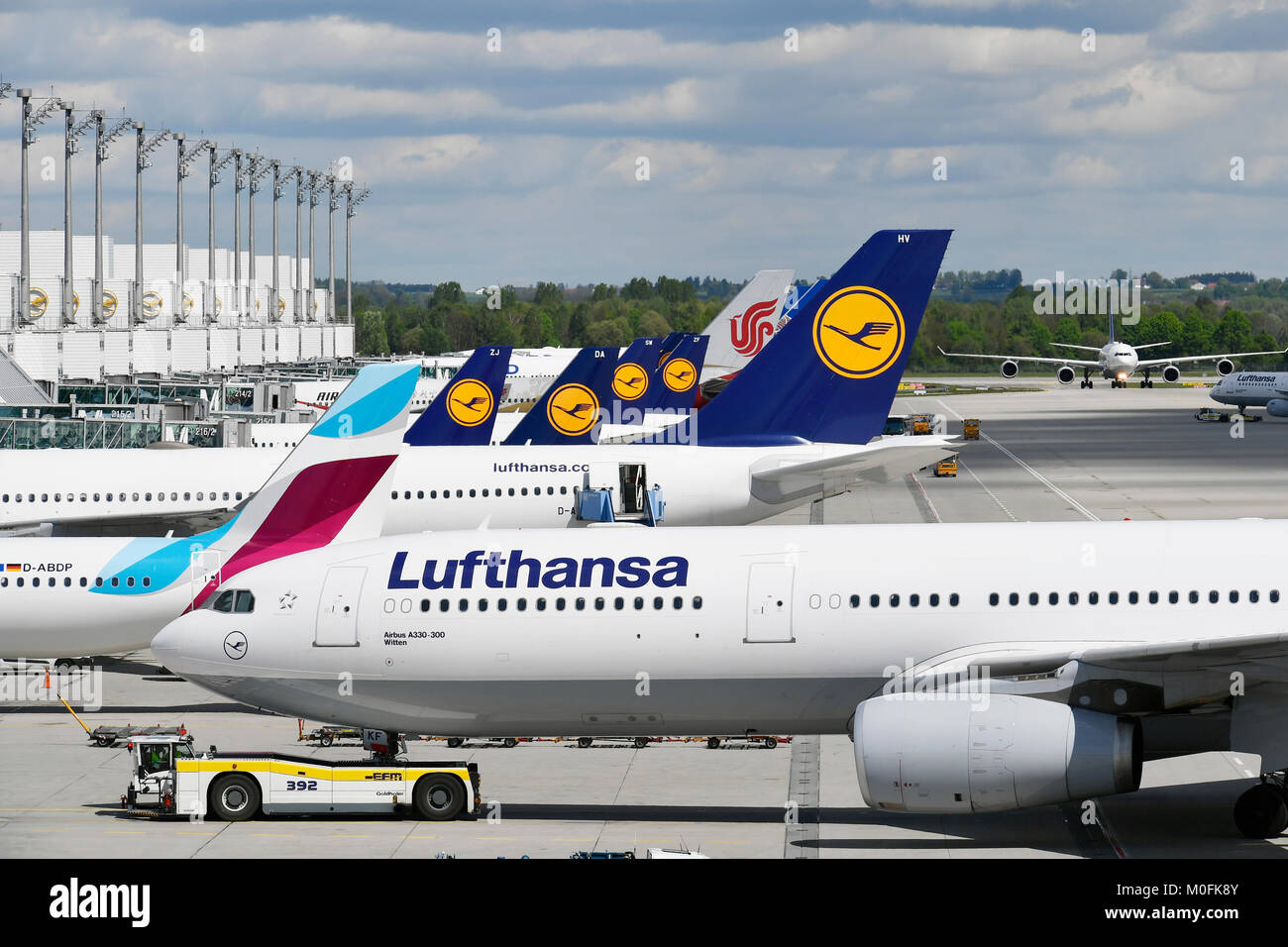 Line Up, Terminal 2, satellite, Lufthansa, Tour, avion, avion, rampe, positionner, jeu, la transformation, la vérification, l'enregistrement, l'aéroport de Munich, Banque D'Images