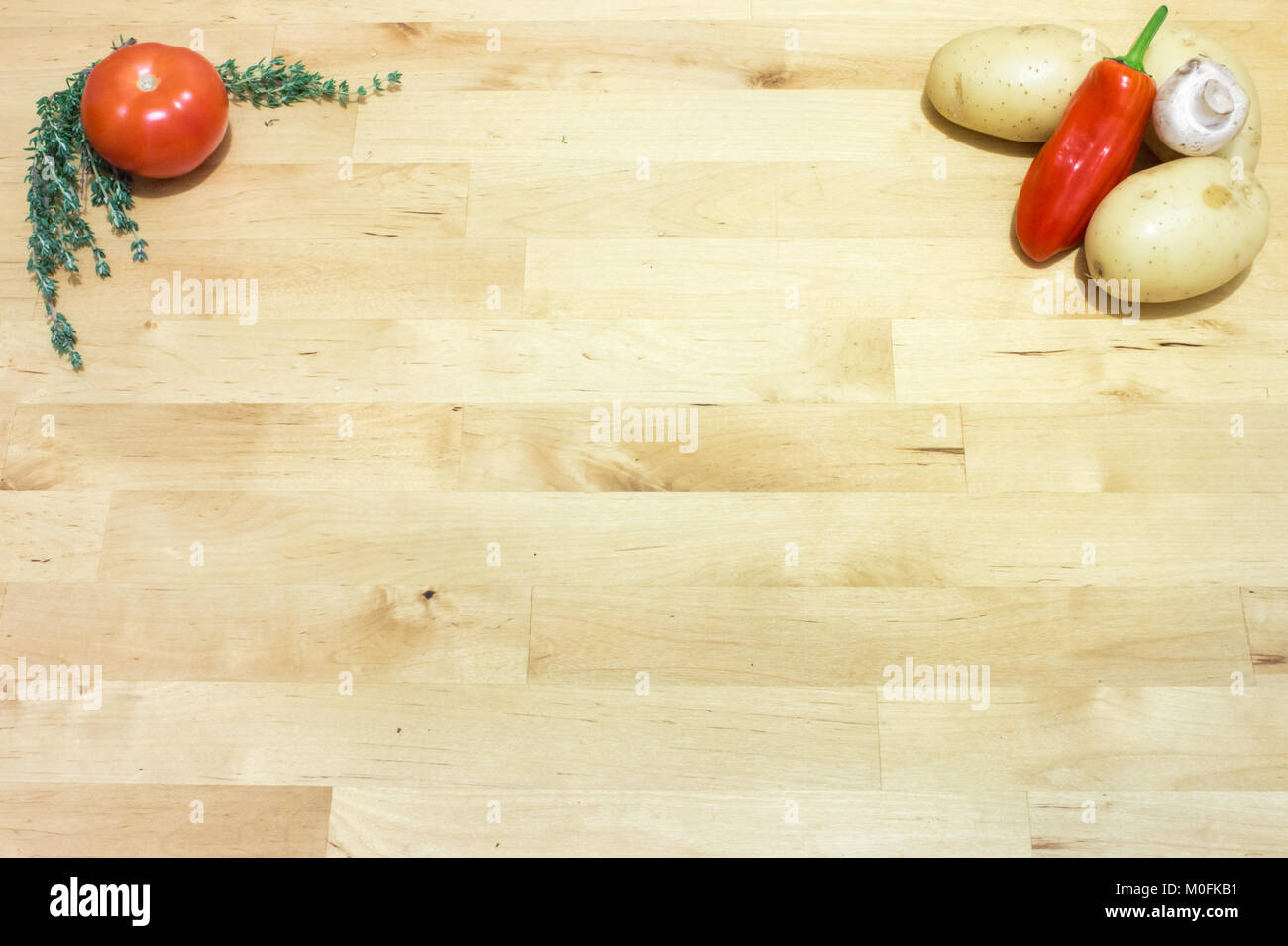 Légumes (tomate, piment, champignons et pommes de terre) sur table en bois. Concept de cuisson saine pour les végétariens, végétaliens, sans gluten régime alimentaire. Banque D'Images