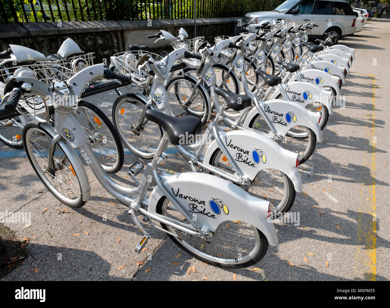 Prêt de bicyclettes en location à Vérone un partage des vélos/voitures, Vérone, Vénétie, Italie Banque D'Images