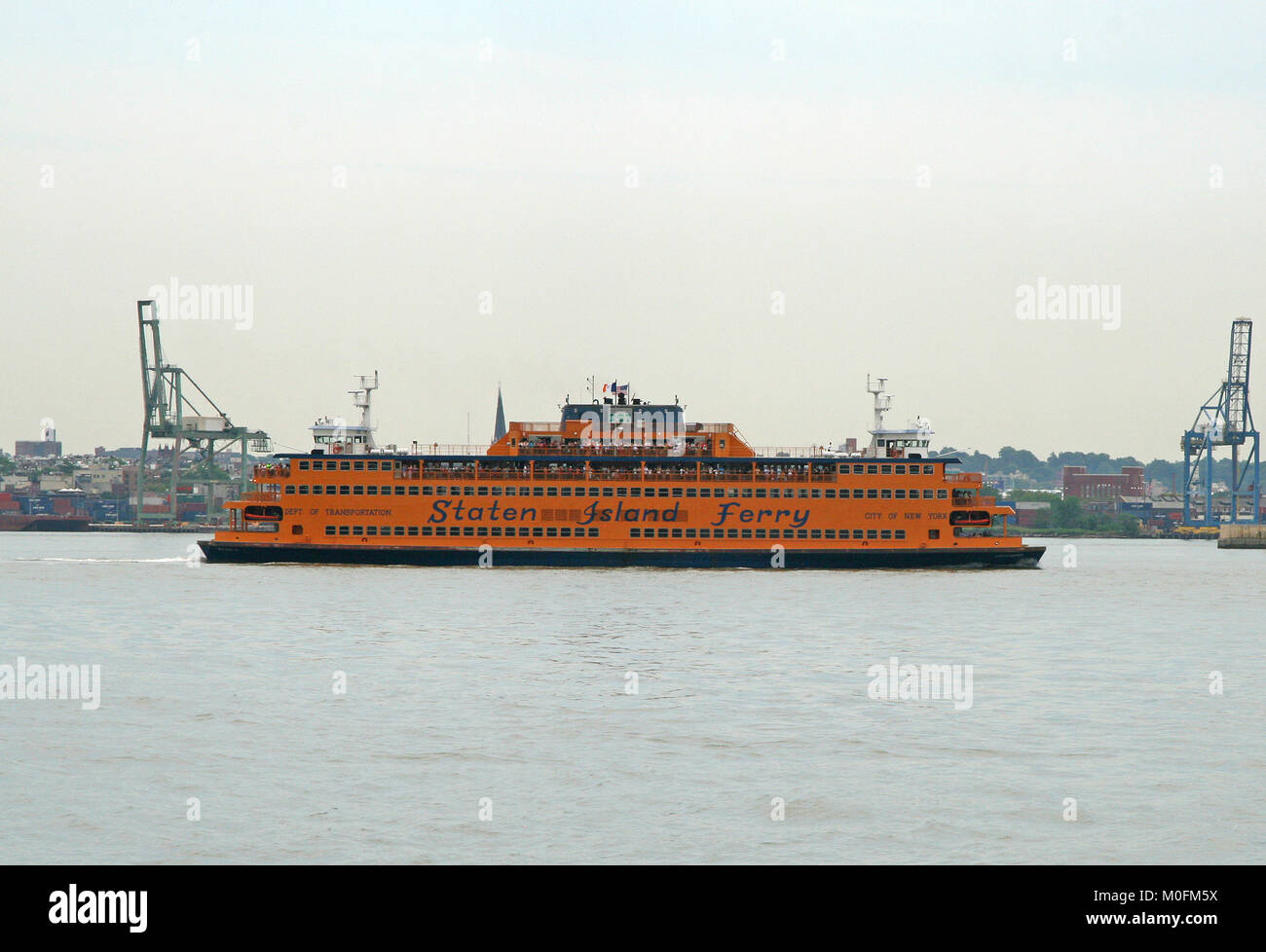 Staten Island Ferry naviguant entre Manhattan-Staten River-Atlantic d'Hudson, l'océan Island, New York City, New York State, USA. Banque D'Images