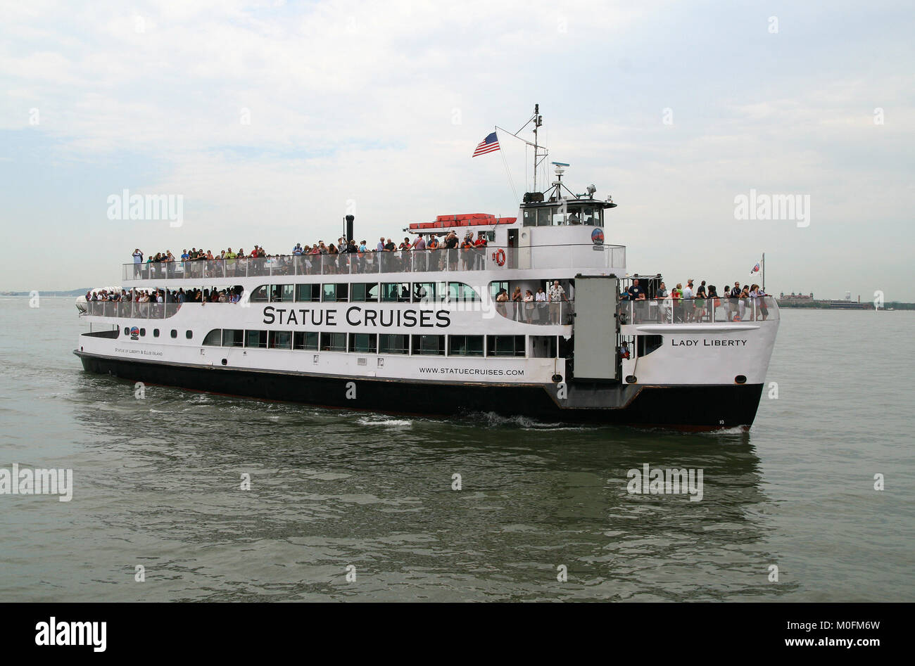 Lady Liberty Island Ferry par Cruises-Hornblower Statue Cruises & événements vers la Statue de la liberté, de la bouche de l'océan, River-Atlantic Hudson Manhat Banque D'Images