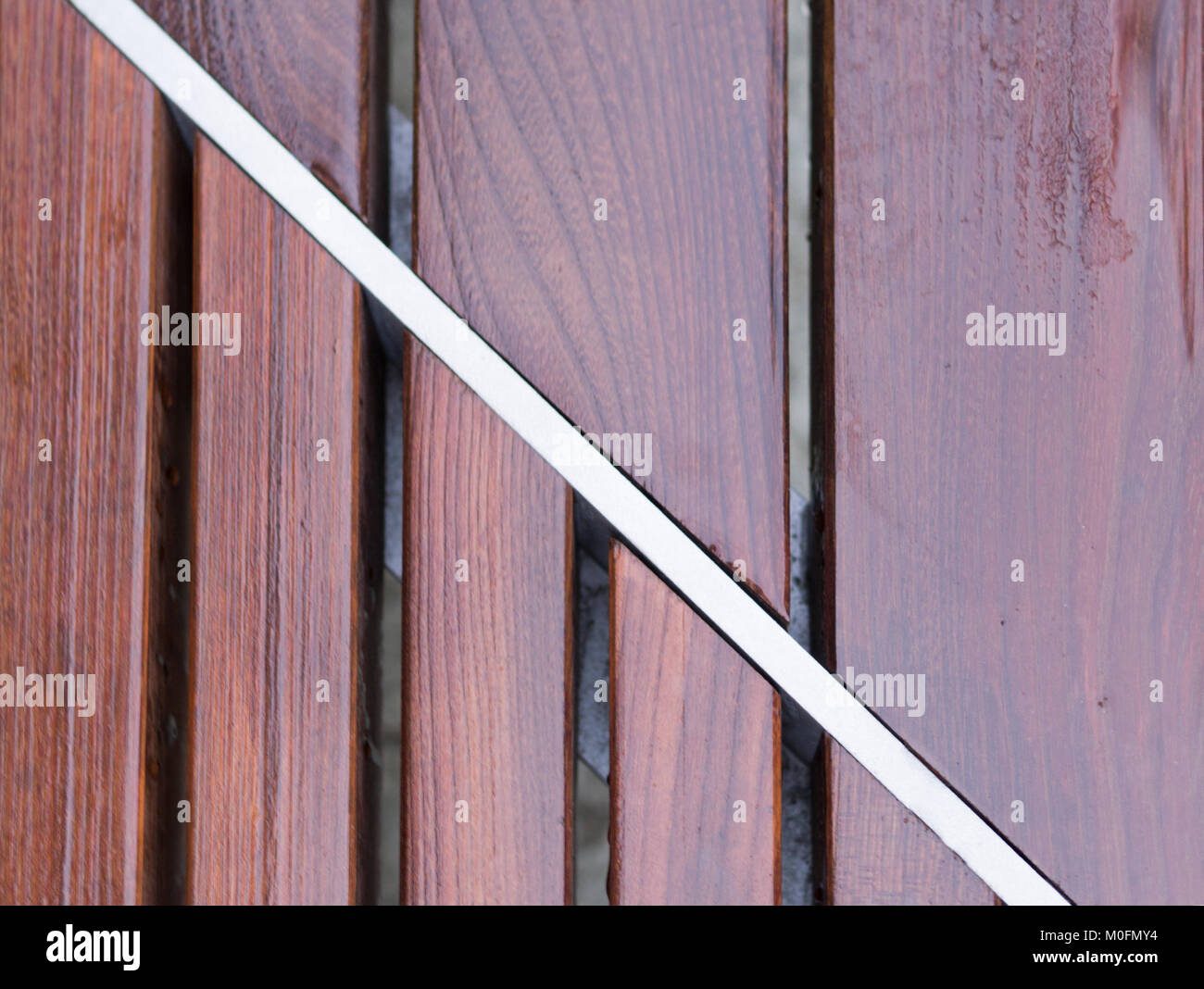 Banc en bois humide texture. arrière-plan. Banque D'Images