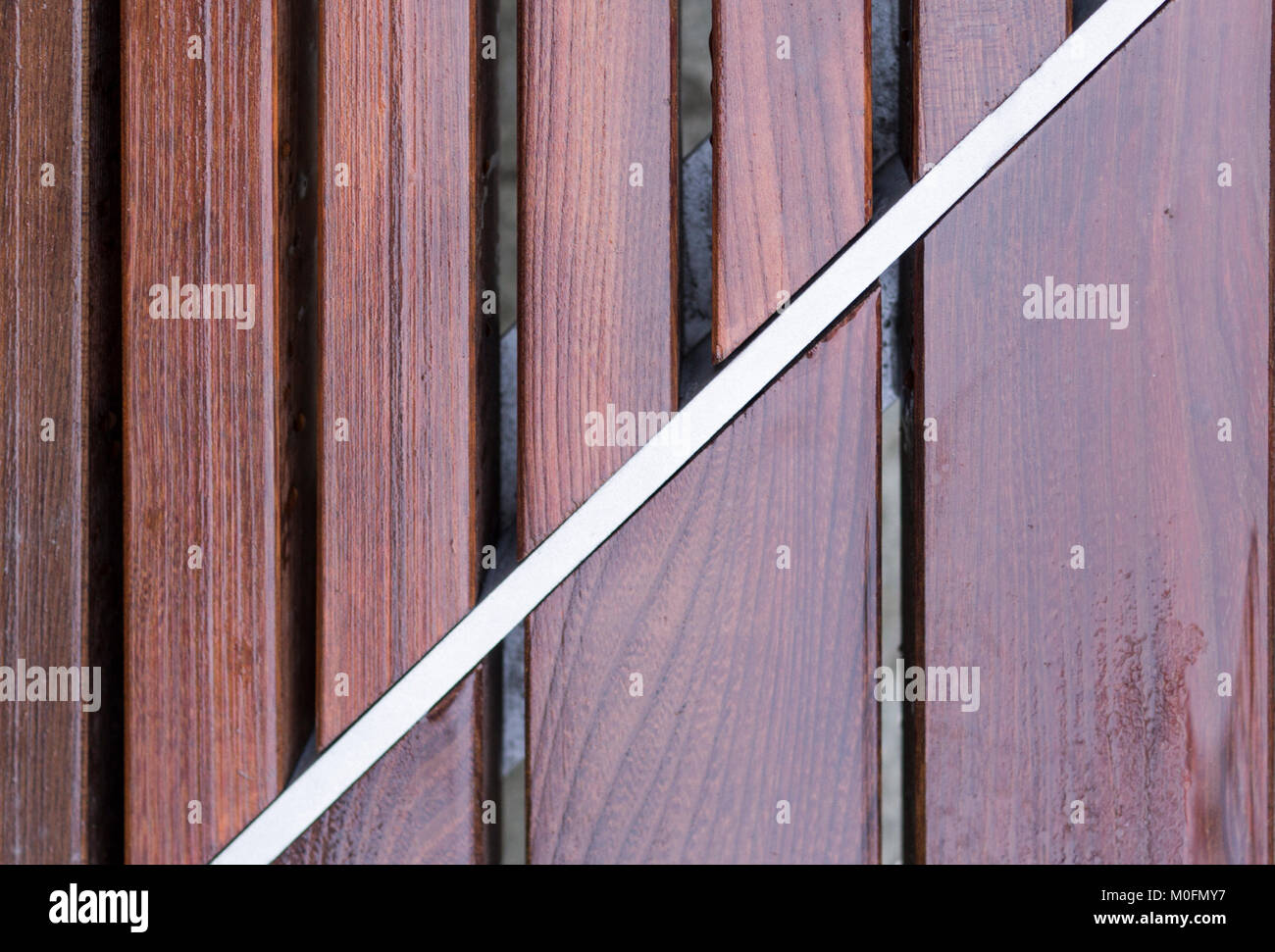 Banc en bois humide texture. arrière-plan. Banque D'Images