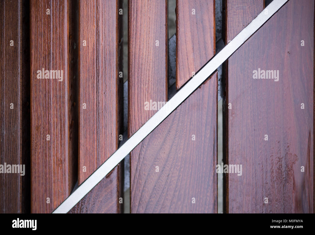 Banc en bois humide. texture vignette, arrière-plan. Banque D'Images