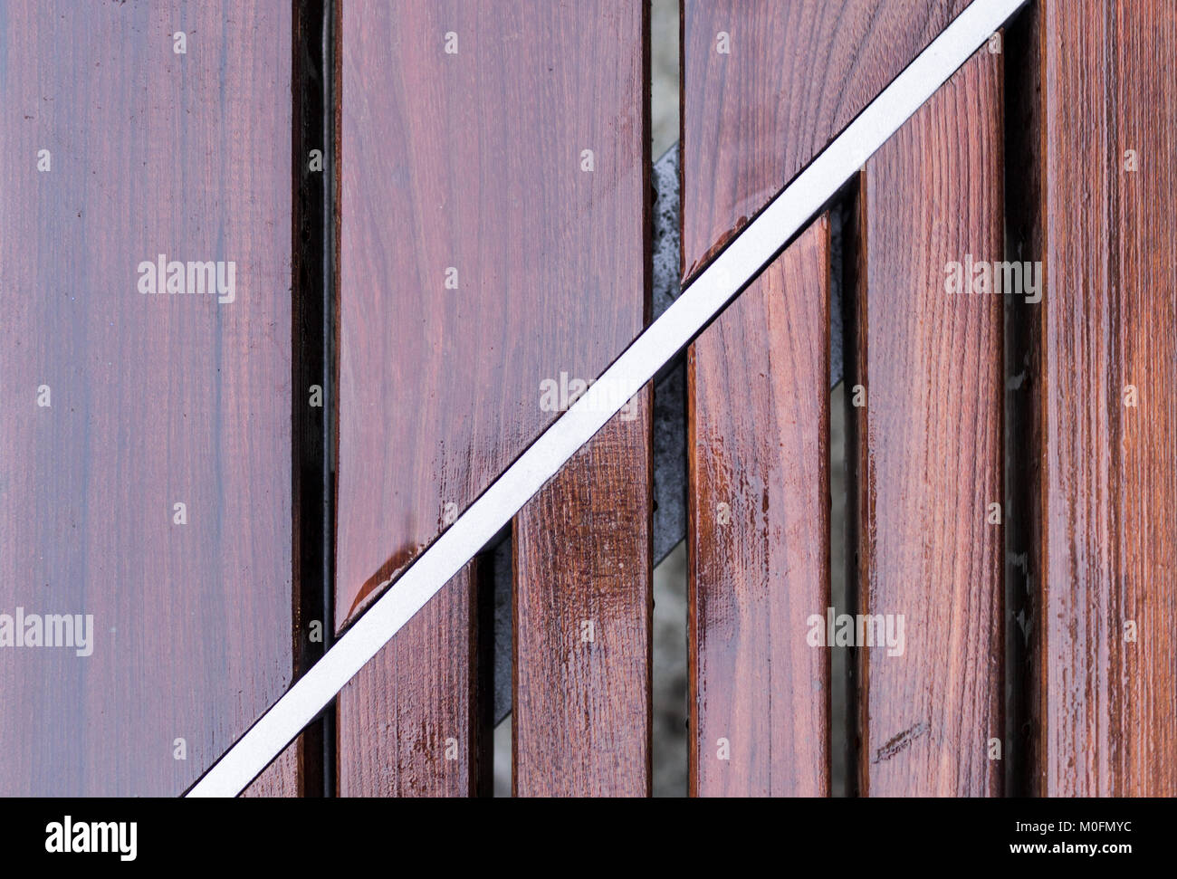 Banc en bois humide texture. arrière-plan. Banque D'Images