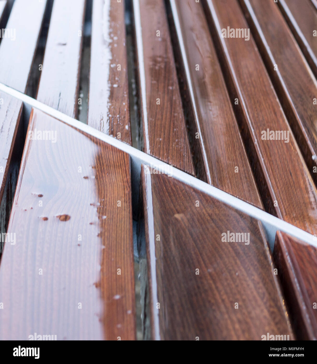 Banc en bois humide texture. arrière-plan. Banque D'Images