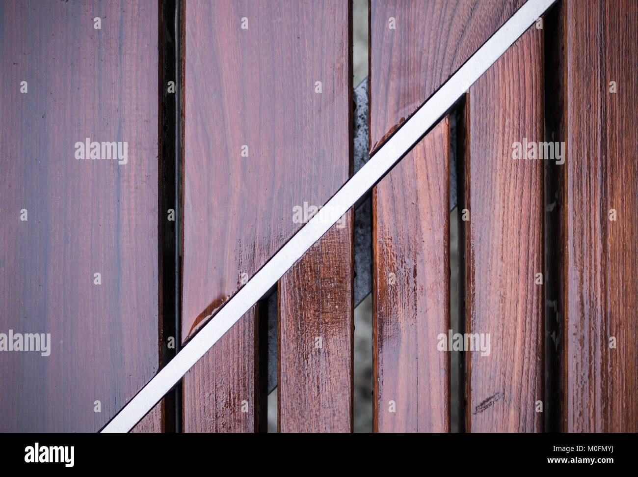 Banc en bois humide. texture vignette, arrière-plan. Banque D'Images