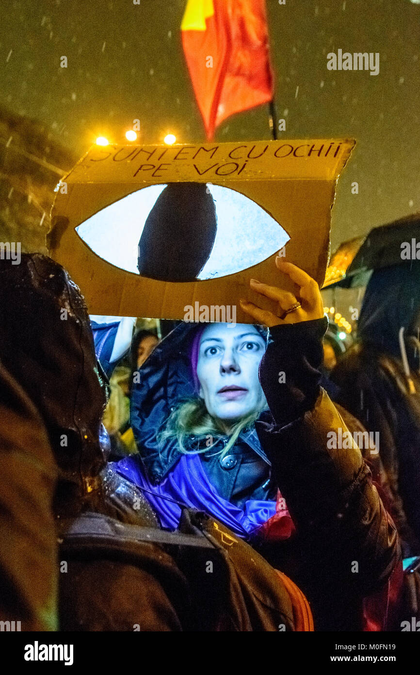 Les manifestants pendant une campagne anti-corruption protestation devant le bâtiment du parlement roumain à Bucarest Banque D'Images