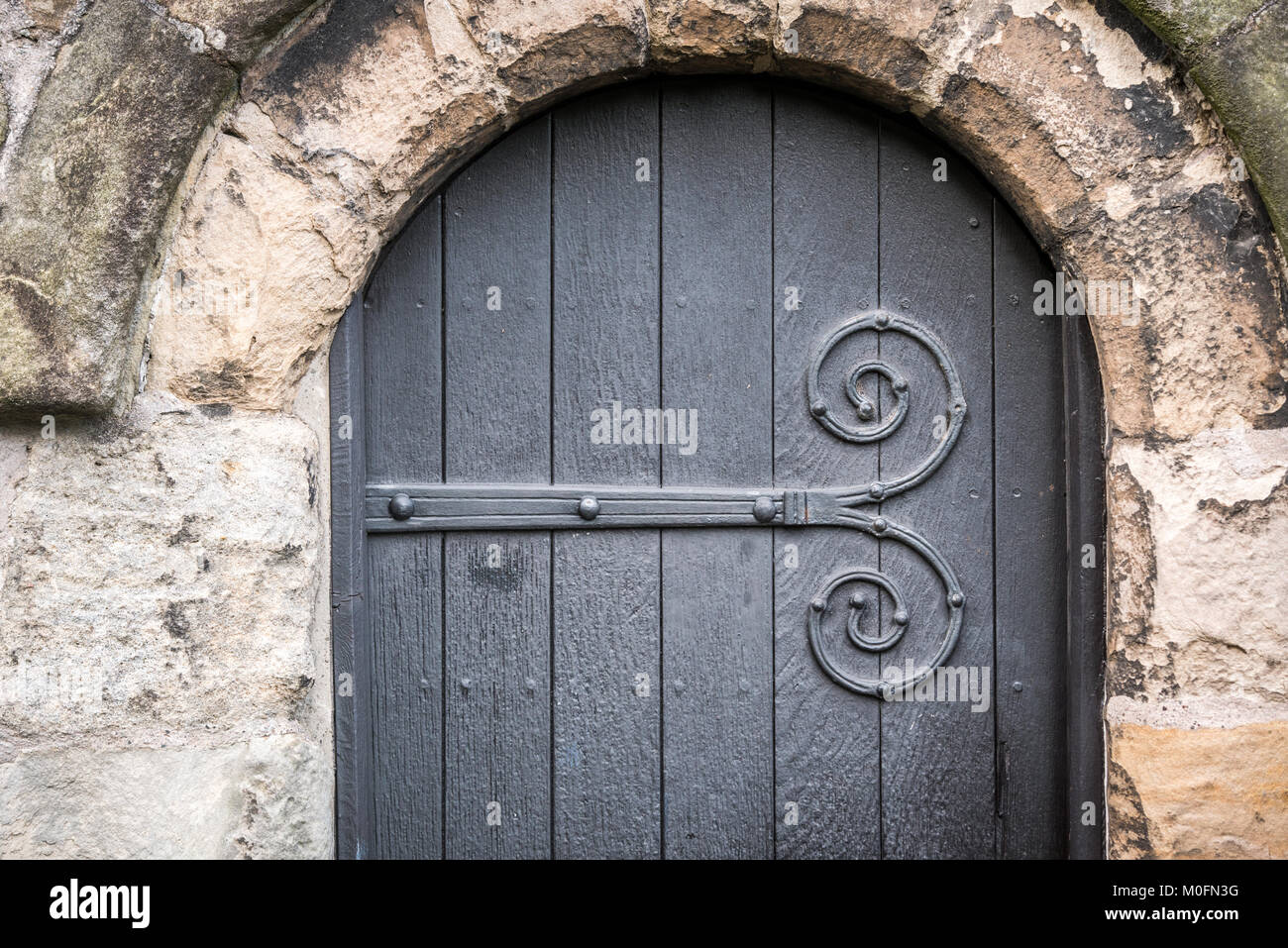 Détails décorez vieux fer porte en bois, Kirkby Longsdale, Cumbria, Angleterre. Banque D'Images