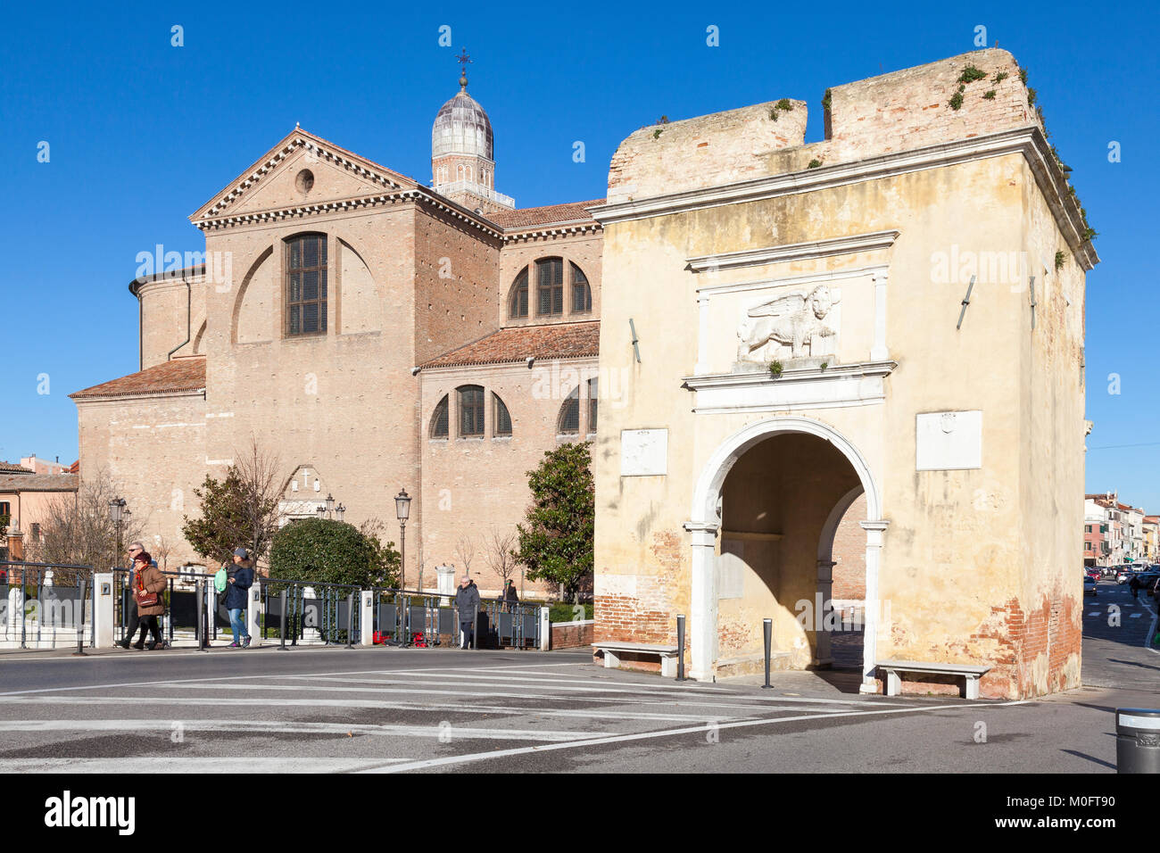 O Porta Garibaldi Torre Santa Maria, ou Garibaldi's Gate, avec la Cathédrale de Santa Maria Assunta derrière, Chioggia, le sud de la lagune, Venise, Vénétie, Banque D'Images