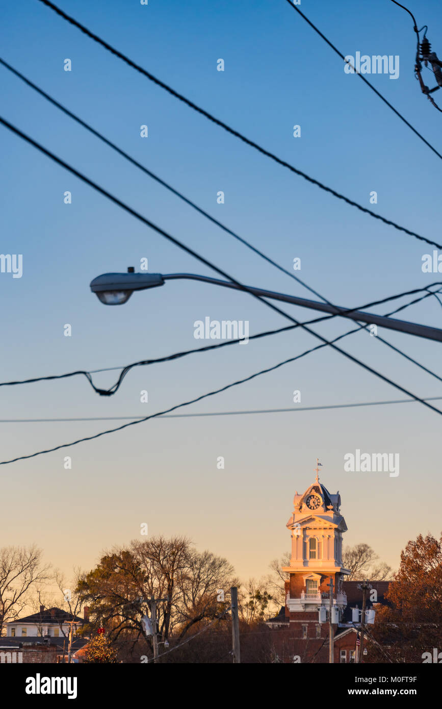 Couleurs Soleil jeter un reflet des lumières de la tour de l'horloge du site Gwinnett historique sis sur la place de la ville de Lawrenceville, Geaorgia, USA. Banque D'Images