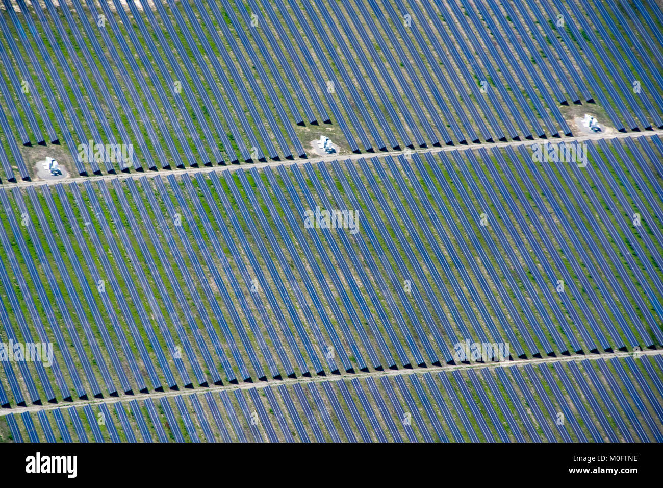 La ligne après ligne de panneaux solaires l'absorption de l'énergie du soleil au large de la côte en Caroline du Nord Banque D'Images