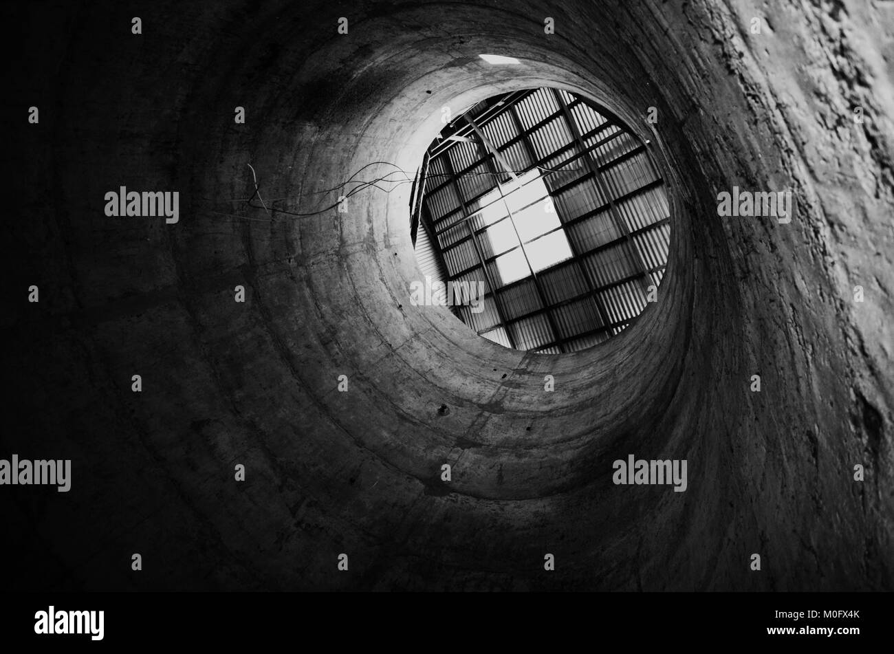 Auto-isolation bloquée à l'intérieur d'un silo à grains en noir et blanc Banque D'Images