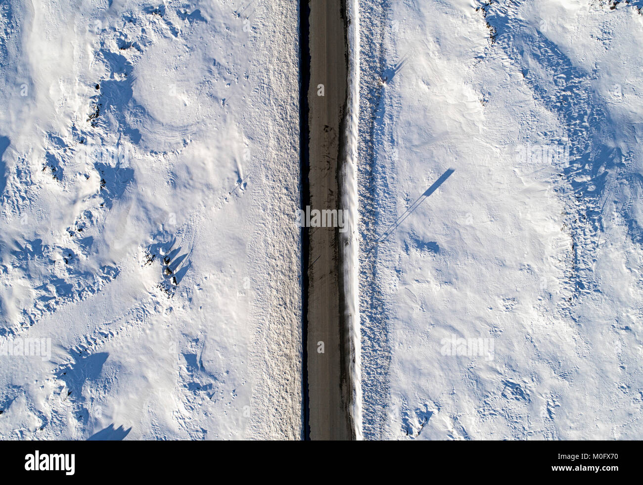 Desolate country Road dans la glace vu de droit au-dessus Banque D'Images