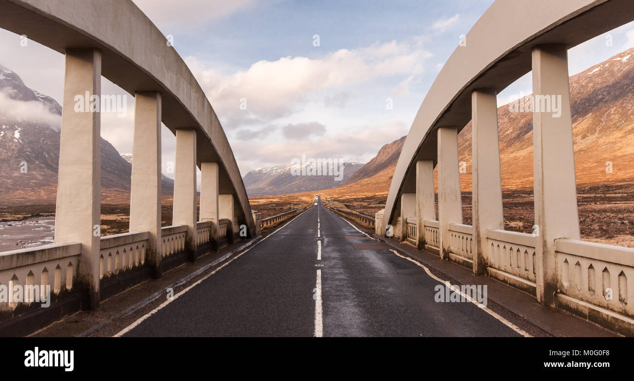 L'A82 traverse un béton du début du 20ème siècle pont sur la rivière Etive, un ruisseau de montagne dans le paysage sauvage de Rannoch Moor dans l'Ouest H Banque D'Images