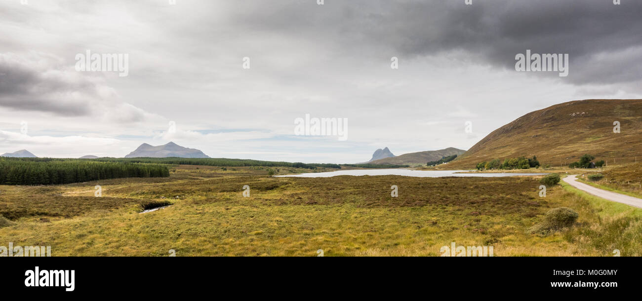 Suilven et Cul Mor montagnes s'élever au-dessus de la lande de Sutherland Assynt dans dans le nord-ouest des Highlands d'Écosse. Banque D'Images