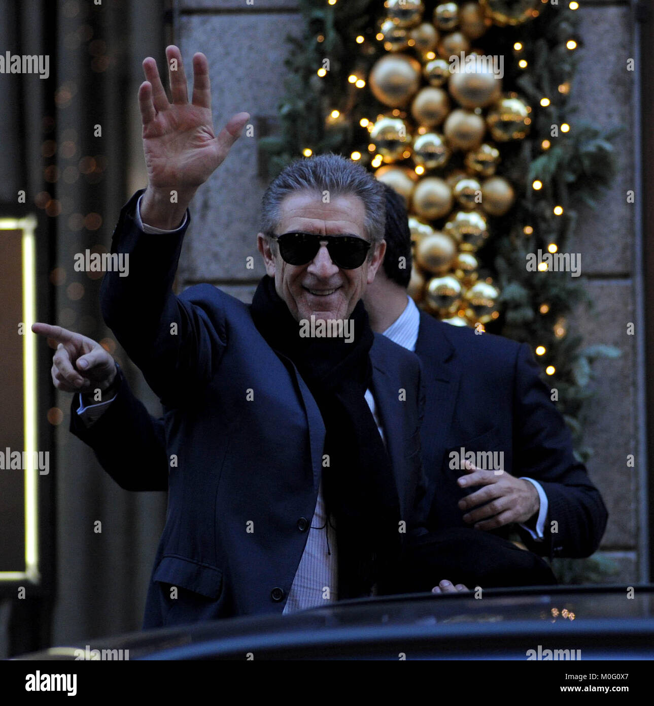 Ezio Greggio dehors et environ à Milan comprend : Ezio Greggio Où : Milan, Italie Quand : 20 Déc 2017 Crédit : IPA/WENN.com **Uniquement disponible pour publication au Royaume-Uni, USA, Allemagne, Autriche, Suisse** Banque D'Images