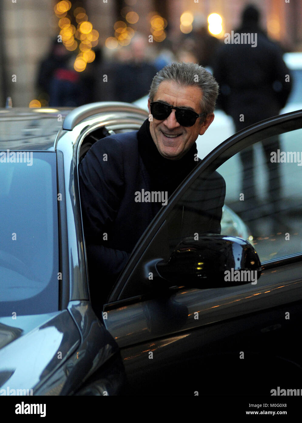 Ezio Greggio dehors et environ à Milan comprend : Ezio Greggio Où : Milan, Italie Quand : 20 Déc 2017 Crédit : IPA/WENN.com **Uniquement disponible pour publication au Royaume-Uni, USA, Allemagne, Autriche, Suisse** Banque D'Images