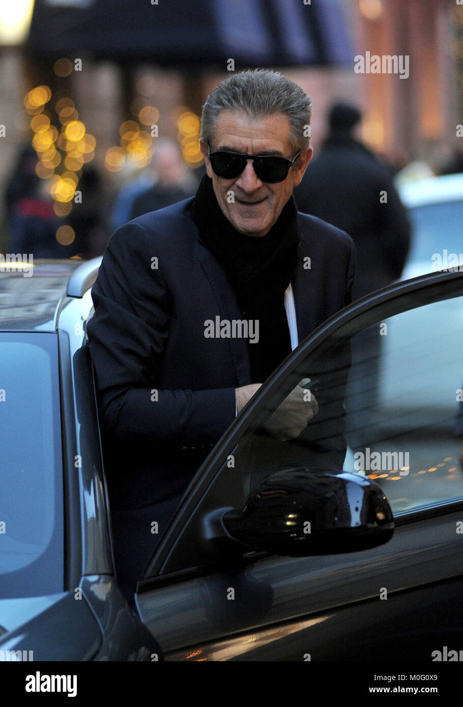 Ezio Greggio dehors et environ à Milan comprend : Ezio Greggio Où : Milan, Italie Quand : 20 Déc 2017 Crédit : IPA/WENN.com **Uniquement disponible pour publication au Royaume-Uni, USA, Allemagne, Autriche, Suisse** Banque D'Images