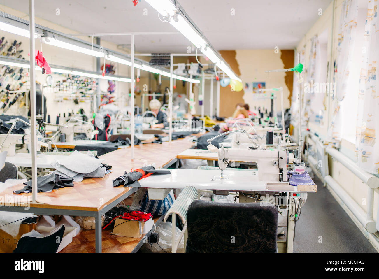 Atelier de fabrication de vêtements, machine à coudre sur du tissu.  L'industrie de la couture, de l'équipement d'usine sur l'habillement,  l'adaptation professionnelle Photo Stock - Alamy