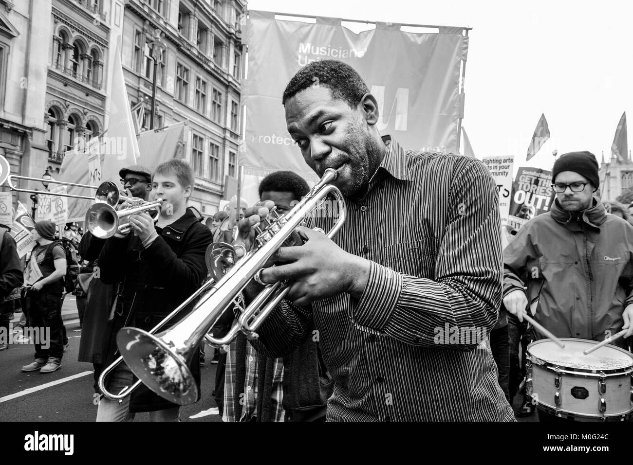 Londres noir et blanc photographie de rue : Les membres de l'Union des musiciens, effectuer le long de la route de l'anti-austérité mars. Version couleur CM763X Banque D'Images