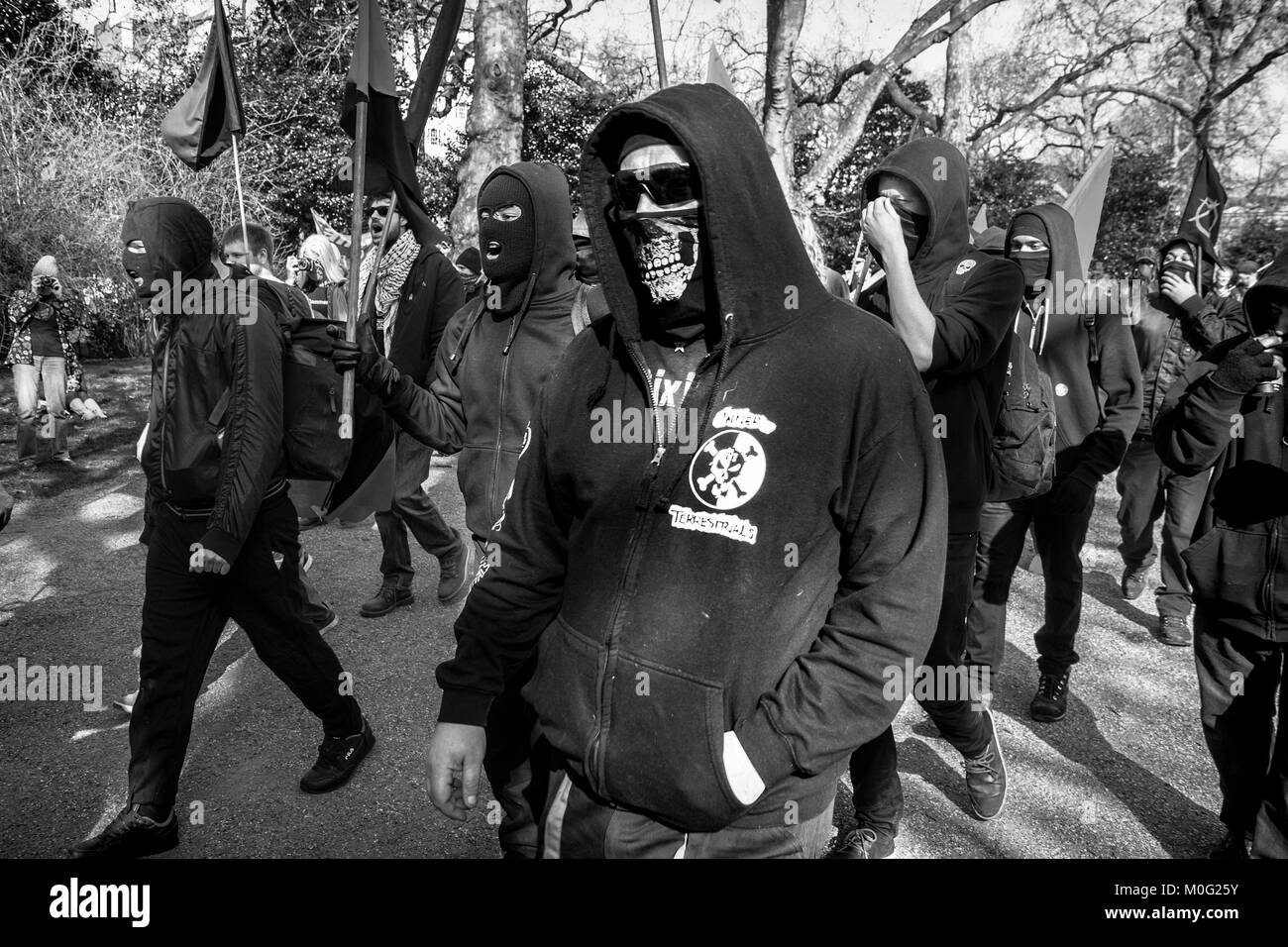 Photographie de rue en noir et blanc à Londres : les manifestants anti-capitalisme défilaient dans le centre de Londres. Banque D'Images