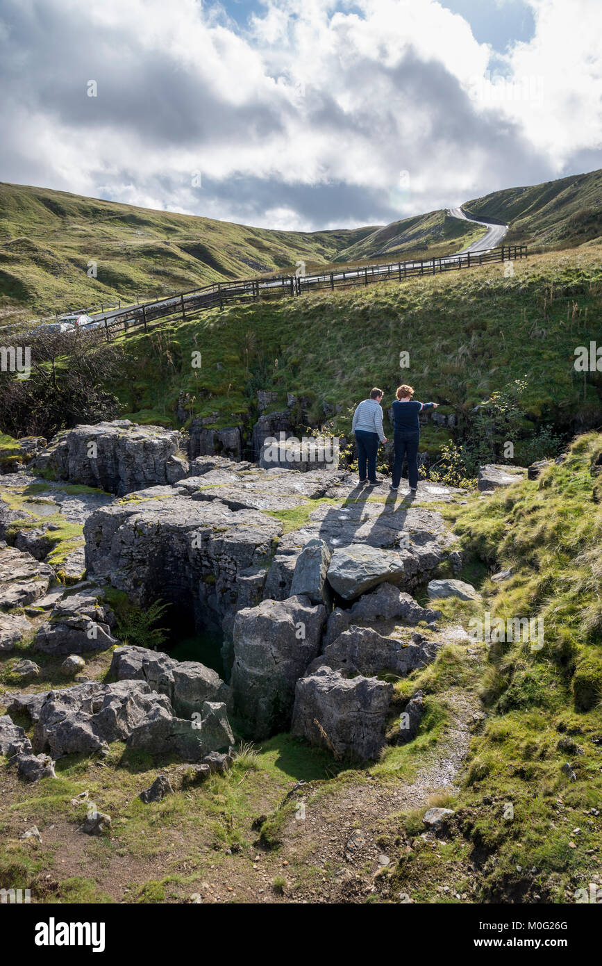 Le Buttertubs, une structure géologique près de la route entre Hawes et Muker dans le North Yorkshire, en Angleterre. Banque D'Images