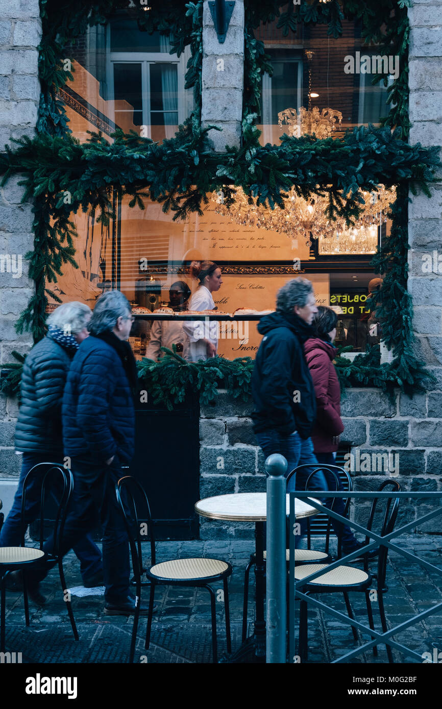 Les gens en passant devant le café dans une rue de Lille, la cinquième plus grande zone urbaine de France après Paris, Lyon, Marseille et Toulouse. Banque D'Images