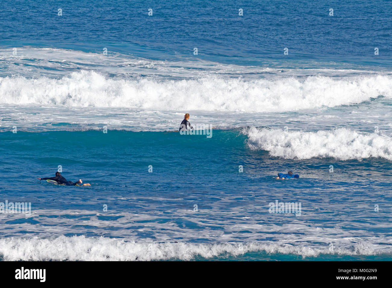 Surfeurs de Playa Martianez, Puerto de La Cruz, Tenerife, Espagne Banque D'Images