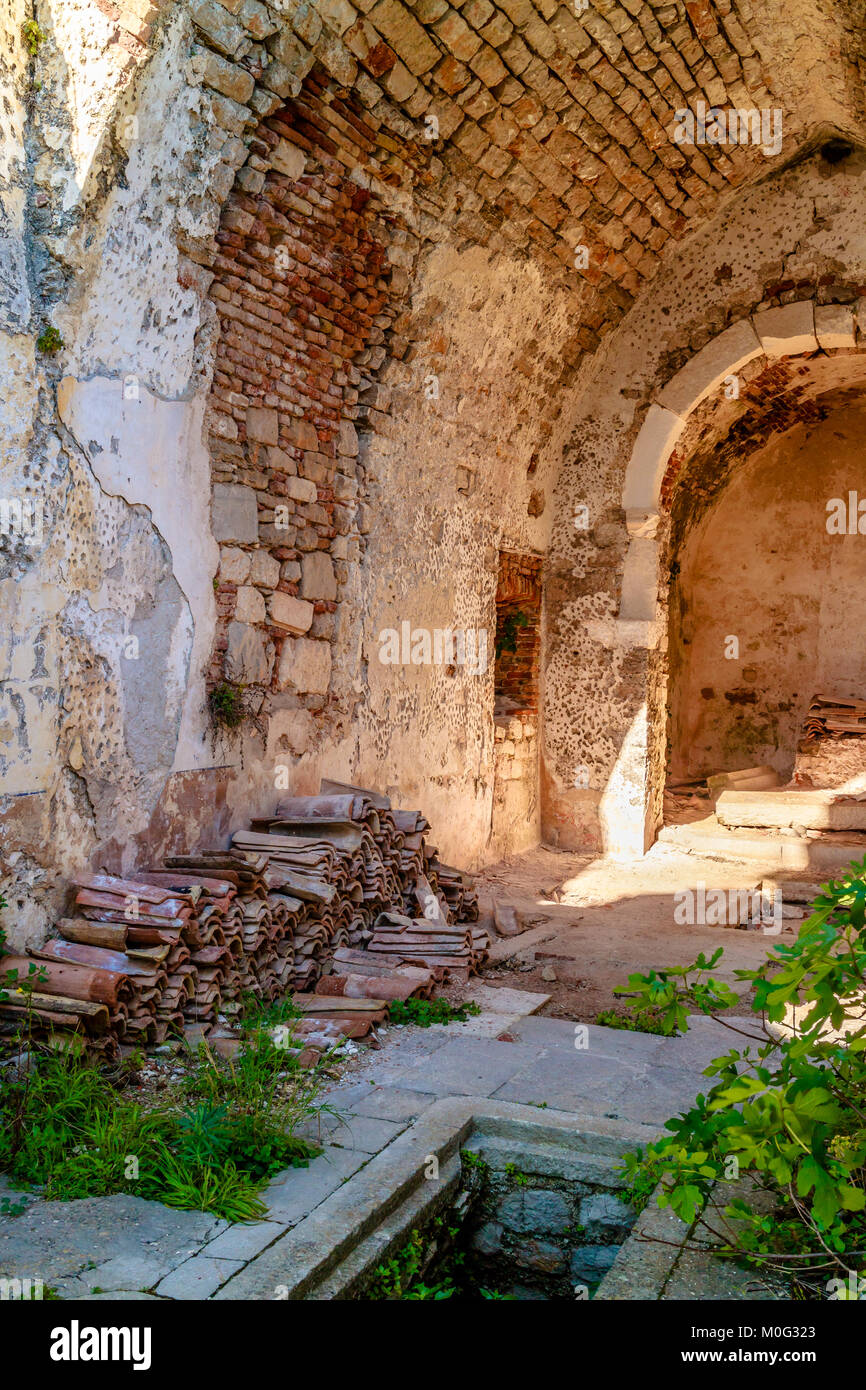 Anciennes ruines par Bijar Bay, Osor. Sur l'île croate de Cres par l'Adriatique. Mai 2017. Banque D'Images