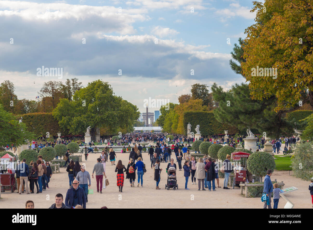 Des inconnus se promener dans le Jardin des Tuileries, Paris sous le soleil d'après-midi de septembre. Banque D'Images