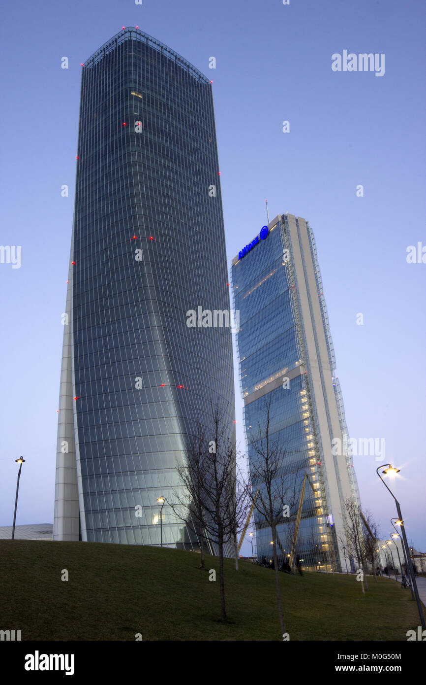 L'Isozaki et Hadid tower dans le district de CityLife Milan à partir d'une dsitance au crépuscule Banque D'Images