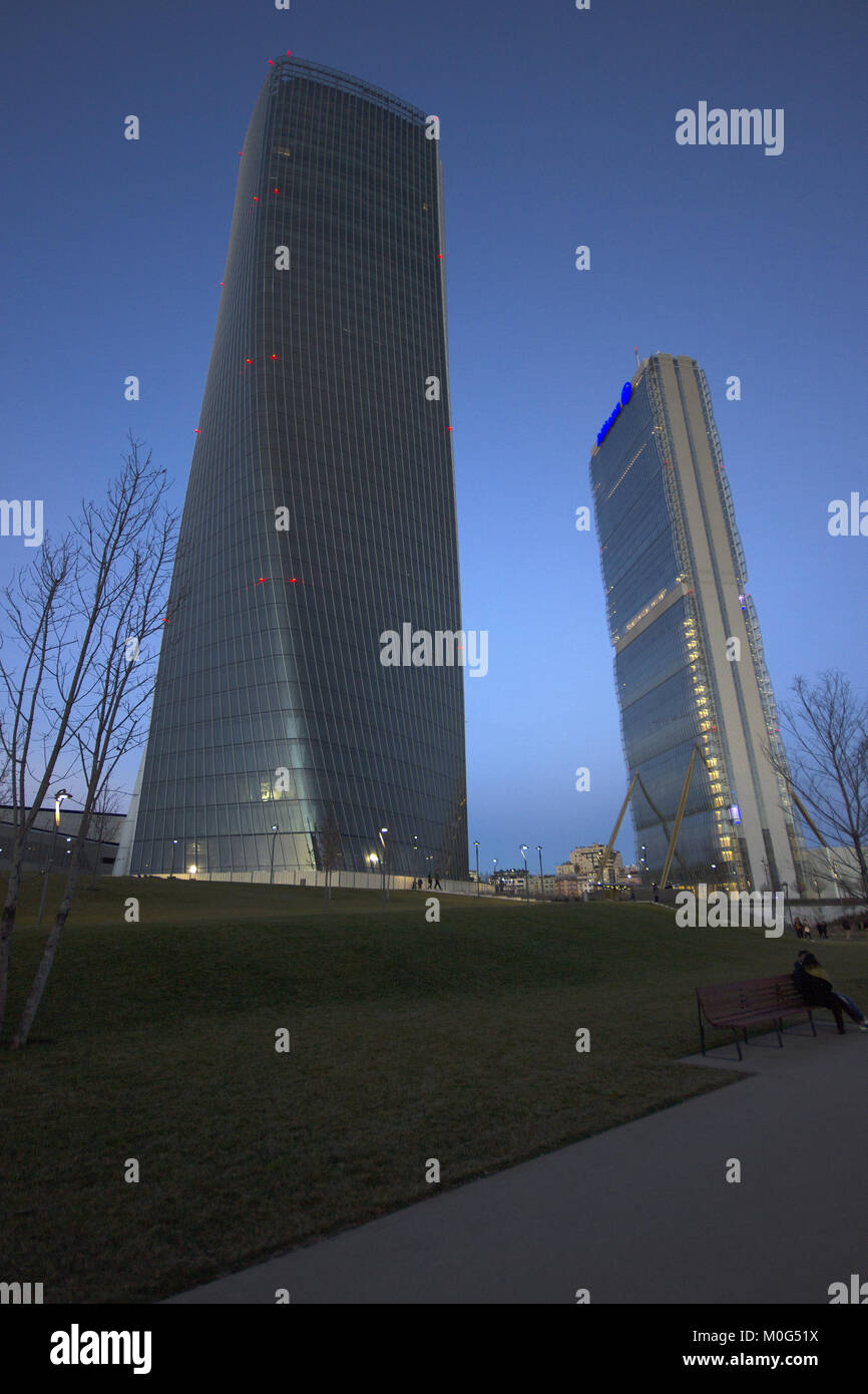 L'Isozaki et Hadid tower dans le district de CityLife Milan à partir d'une dsitance au crépuscule Banque D'Images